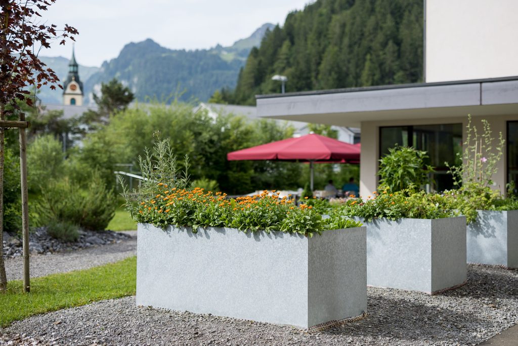 Hochbeete mit Gartenoase und Blick in die Berge